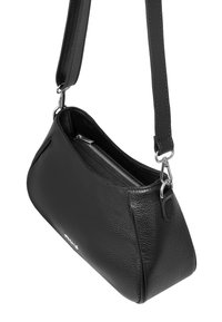 Borsa a mano in pelle nera con una superficie testurizzata, forma stretta, apertura con zip e tracolla rimovibile, con dettagli in metallo argentato.