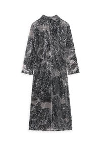 Abito lungo nero e argento realizzato in tessuto di paillettes. Presenta un collo a camicia e maniche lunghe con un design dritto e fluido.