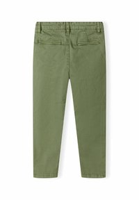 Pantalons vert olive en tissu de coton lisse. Présentent une conception à jambe droite, des poches arrière et une taille avec passants de ceinture.