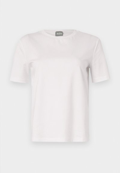 Bela kratka majica z odprtimi rokavi iz bombaža. Ima krojeni vrat, enostaven dizajn in rahlo ohlapen kroj. Blagovna znamka je označena na notranji strani vratu.