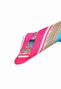 Sciarpa di seta con bordo rosa vivace e un motivo geometrico di strisce blu, oro e marrone; texture liscia con una finitura lucida.