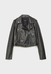 Veste de motard en similicuir noir avec fermeture éclair asymétrique, trois poches zippées, col à pression, épaulettes et ceinture à la taille.