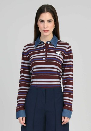 Polo à manches longues à rayures avec un schéma de couleurs rouge foncé, bleu et gris, doté d'un col en denim et d'une petite étiquette indiquant "1985".