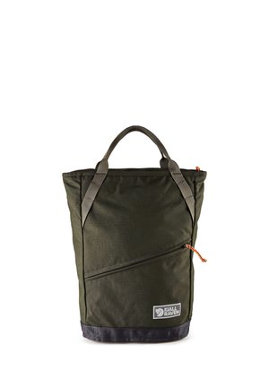 Borsa a tracolla Fjällräven verde scuro con base nera, doppi manici e una tasca diagonale con cerniera e linguetta arancione.