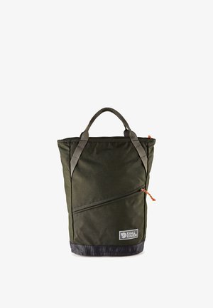 Tmavě zelená taška Fjällräven s černým základem, dvojitými rukojetmi a diagonální kapsou na zip s oranžovým táhlem.