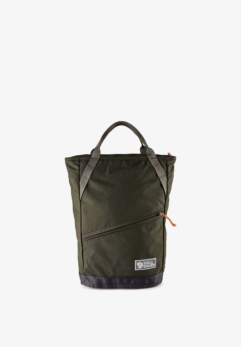 Σκουροπράσινη τσάντα ώμου Fjällräven με μαύρη βάση, διπλές λαβές και διαγώνια τσέπη με φερμουάρ και πορτοκαλί τράβηγμα.