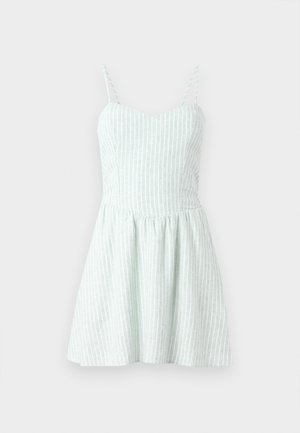 Een strapless jurk van lichtgroene stof met witte verticale strepen. Het aansluitende lijfje loopt uit in een uitlopende rok, die een gestructureerd oppervlak laat zien.