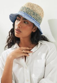 Next Hattu - blue ombre