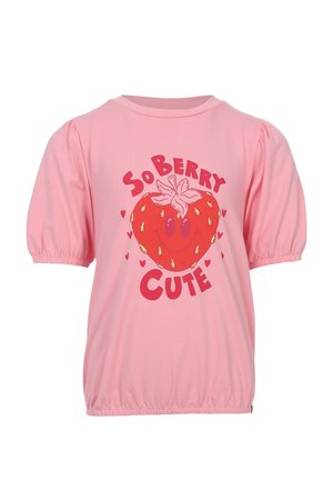 Roze kort shirt met pofmouwen, met een afbeelding van een glimlachende aardbei en de tekst "So Berry Cute", omringd door kleine hartjes.