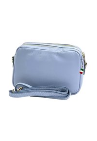 Lichtblauwe leren schoudertas met een gestructureerd oppervlak, dubbele ritsen en een afneembare strap. Beschikt over een klein driekleurig label.