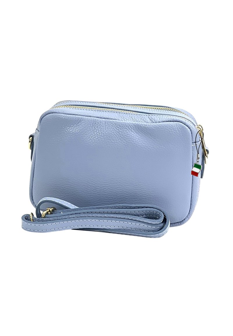 Lichtblauwe leren schoudertas met een gestructureerd oppervlak, dubbele ritsen en een afneembare strap. Beschikt over een klein driekleurig label.