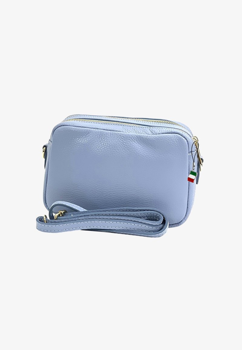 Lichtblauwe leren schoudertas met een gestructureerd oppervlak, dubbele ritsen en een afneembare strap. Beschikt over een klein driekleurig label.