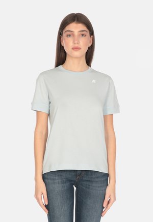 T-shirt azzurro chiaro a maniche corte in tessuto morbido con scollo rotondo; presenta un piccolo logo bianco all'area del petto sinistro.