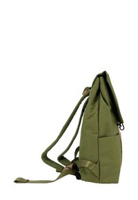 Zaino verde khaki con spallacci imbottiti, un tessuto testurizzato e dettagli in pelle marrone. Presenta una tasca laterale e un cappuccio ripiegabile.