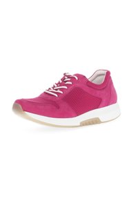 Fuchsia Wildleder Sneaker mit Mesh-Einsätzen, weißen Schnürsenkeln und einer dicken weißen Sohle. Mit gepolstertem Kragen und strukturiertem Gummi-Außensohle.