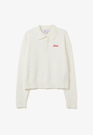 Suéter de polo blanco de crochet con dobladillo y puños acanalados, que cuenta con un pequeño bordado rojo de "amour" en el lado izquierdo.