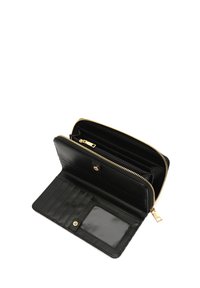 Czarny skórzany portfel z zamknięciem na zamek, wyposażony w liczne miejsca na karty, przezroczystą kieszeń na dowód tożsamości oraz złote okucia. Gładka tekstura, prostokątny kształt.