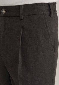 Sötétszürke nadrág, textúrált anyagból, rakott dizájnnal, gombos záródással és oldalsó zsebekkel.