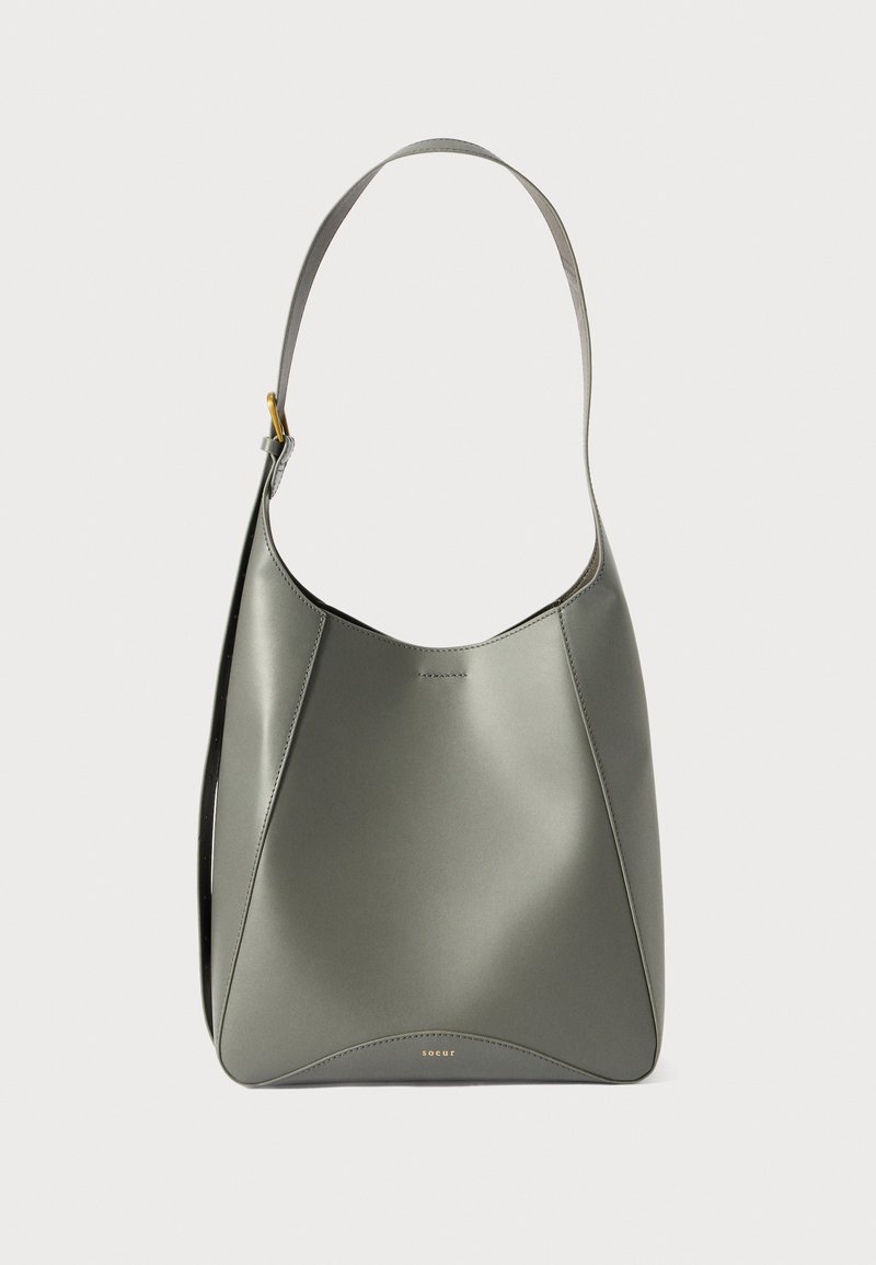 Bolso de hombro de cuero verde con una textura suave, forma curva y una sola correa. Presenta un diseño minimalista y un logotipo sutil en la parte inferior.