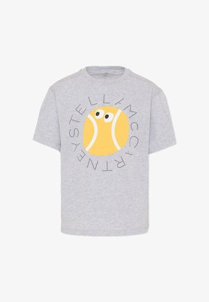 T-shirt gris clair à manches courtes avec un grand graphique de balle de tennis jaune avec des yeux, entouré d'un texte ponctué indiquant "STELLA MCCARTNEY."