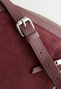 Next POCKET MESSENGER - REGULAR FIT - Rankinė per petį - berry red