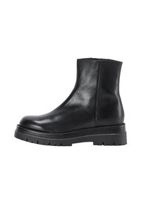 Botă ankle din piele neagră cu un finisaj neted, tăietură dreaptă și talpă rezistentă cu nervuri pentru aderență. Are un design minimalist fără accesorii metalice.