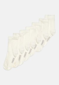 Chaussettes blanches de type crew, en paquet de huit, composées d'un mélange de coton, avec des bords côtelés et une marque imprimée sur le côté. Texture lisse.