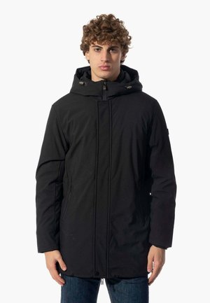 Parka nera con cappuccio, dotata di zip frontale, due tasche laterali e taglio dritto. Realizzata in materiale liscio e resistente all'acqua.