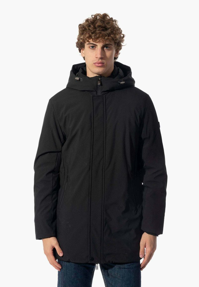 Parka nera con cappuccio, dotata di zip frontale, due tasche laterali e taglio dritto. Realizzata in materiale liscio e resistente all'acqua.