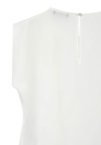 Chemisier blanc en tissu lisse et semi-transparent. Il présente un col haut, des manches courtes et une petite ouverture en forme de trou de clé avec un bouton à l'arrière.