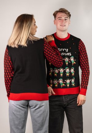 Pullover mit schwarzem Körper und roten gemusterten Ärmeln. Die Vorderseite zeigt den Text "Frohe Weihnachten" und Cartoon-Elfen. Rippbündchen und -saum in Rot.