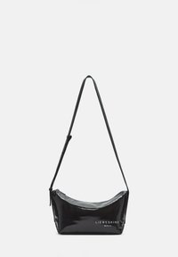 Borsa a tracolla in pelle verniciata nera con forma curva, chiusura con zip e tracolla regolabile. Presenta il logo impresso sul davanti.