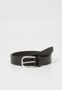 Cureau negru din piele înfășurat cu o cataramă rectangulară argintie gravată cu "BOSS" pe un fundal alb.