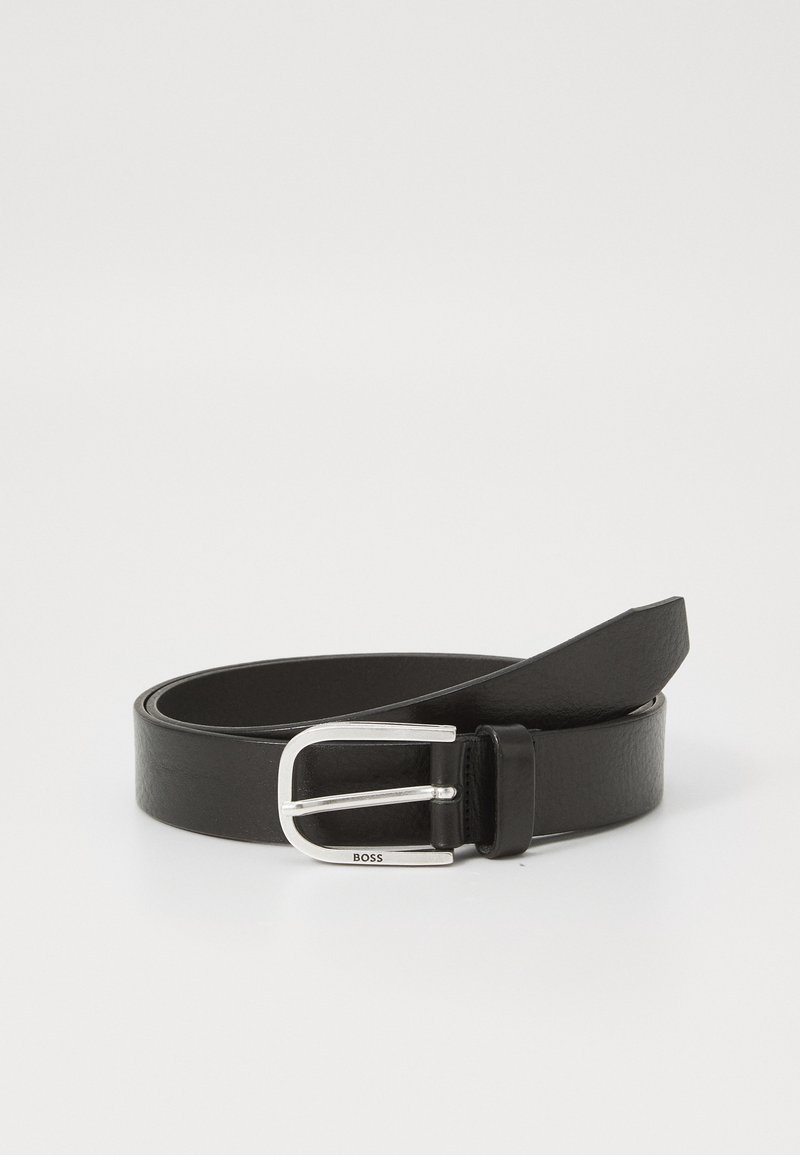 Cureau negru din piele înfășurat cu o cataramă rectangulară argintie gravată cu "BOSS" pe un fundal alb.