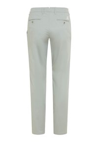 Pantalon gris clair à jambes droites vu de dos, avec passants de ceinture et deux poches arrière boutonnées.