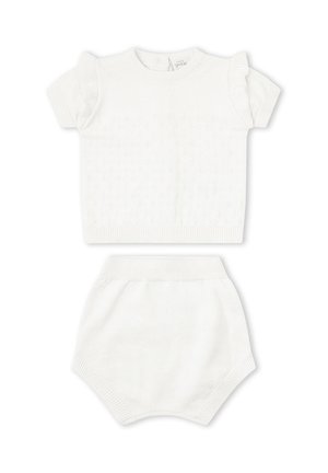 Conjunto blanco de punto para bebé con manga corta con volantes y pantalones cortos a juego de talle alto, con patrón texturizado de punto.