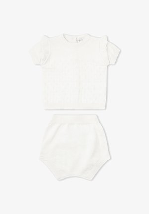 Conjunto blanco de punto para bebé con manga corta con volantes y pantalones cortos a juego de talle alto, con patrón texturizado de punto.