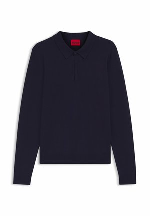 Polo-shirt à manches longues bleu marine avec col, patte de boutonnage et étiquette rouge "HUGO" à l'intérieur de l'encolure.