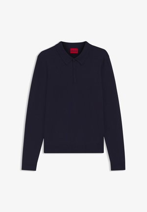 Tummansininen pitkähihainen polo-paita kauluksella, napituslistalla ja punaisella "HUGO" -tarralla kaula-aukon sisäpuolella.