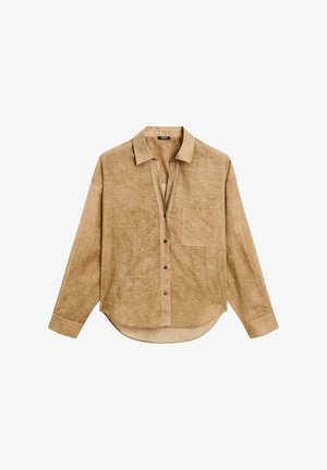 Camicia marrone chiaro a maniche lunghe con colletto, taschino frontale, chiusura con bottoni e orlo leggermente curvo. Tessuto testurizzato con una finitura morbida.