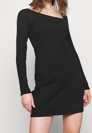 Robe noire à manches longues côtelées avec un décolleté carré, silhouette ajustée et texture lisse, atteignant le milieu des cuisses.