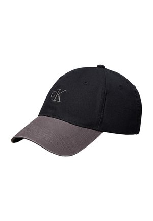 Casquette de baseball noire et grise avec une visière courbée et "cK" brodé en blanc sur le panneau avant.