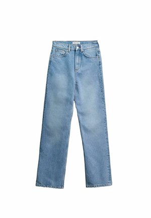 Jasnoniebieskie jeansy z wysokim stanem i prostą nogawką, z przodu zapinane na guzik i zamek błyskawiczny, z haczykami na pasek i projektem z pięcioma kieszeniami na białym tle.