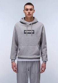 Grauer Hoodie aus Baumwollmischung mit einer Kängurutasche vorne, Kapuze mit Kordelzug und einem rechteckigen Logo in Schwarz-Weiß auf der Brust.