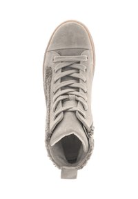 Botte haute en suède gris avec lacets, accents en fourrure sur le côté, semelle en caoutchouc et fermeture éclair. L'intérieur est doux et rembourré.