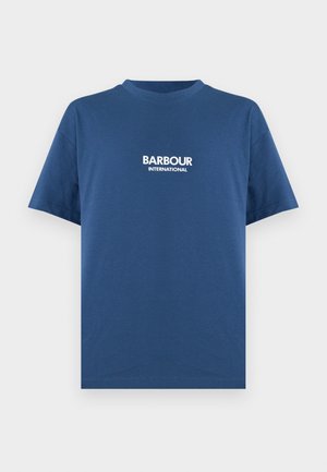 Niebieska bawełniana koszulka z okrągłym dekoltem i krótkimi rękawami. Z przodu znajduje się biały nadruk z logo „BARBOUR INTERNATIONAL”. Gładka tekstura.