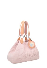 Roze teddy stof handtas met reliëf tekst "Barbie", voorzien van twee beige handvaten, zilveren hardware en een ronde tag met de tekst "STERKE MEISJES MAKEN GOLVEN."