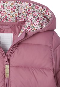 Rosa Pufferjacke mit floralem Innenfutter. Verfügt über einen Frontreißverschluss und eine gesteppte Textur. Leichtgewichtig und geeignet für kühle Wetterbedingungen.