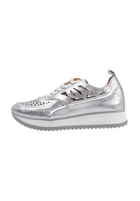 Zapatilla metálica plateada con diseño perforado, parte superior texturizada, cordones blancos y una suela blanca gruesa con una banda de rodadura gris claro.