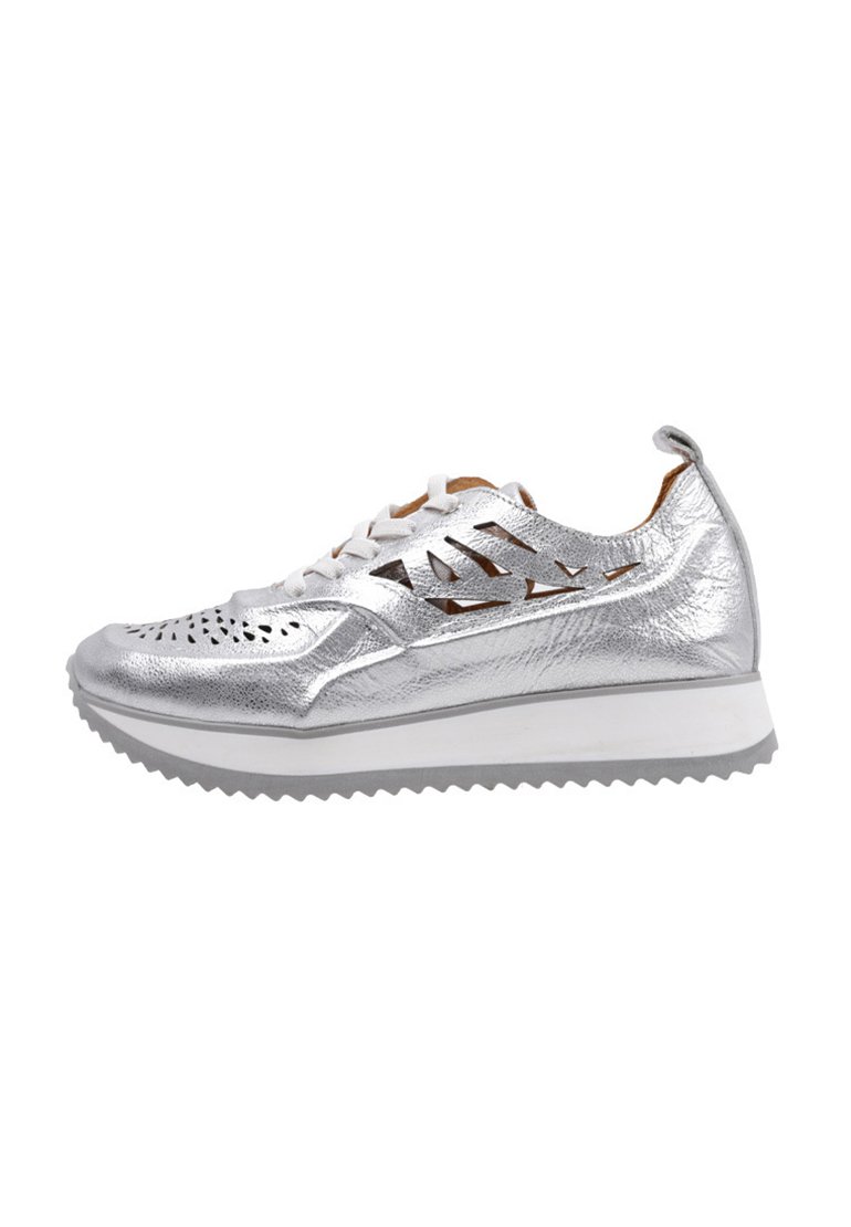 Zapatilla metálica plateada con diseño perforado, parte superior texturizada, cordones blancos y una suela blanca gruesa con una banda de rodadura gris claro.